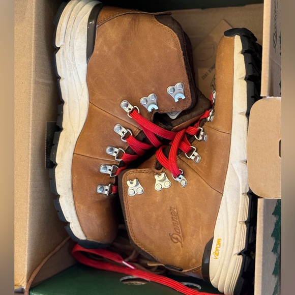 Women's Danner Mountain 600 Waterproof Hiking Boots - Picture 2 of 6